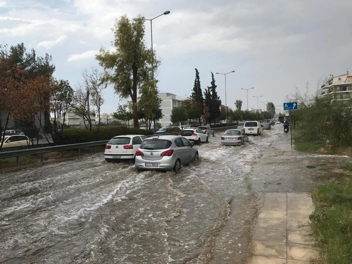 Γλυφάδα: Χείμαρρος η παραλιακή από τη δυνατή βροχή